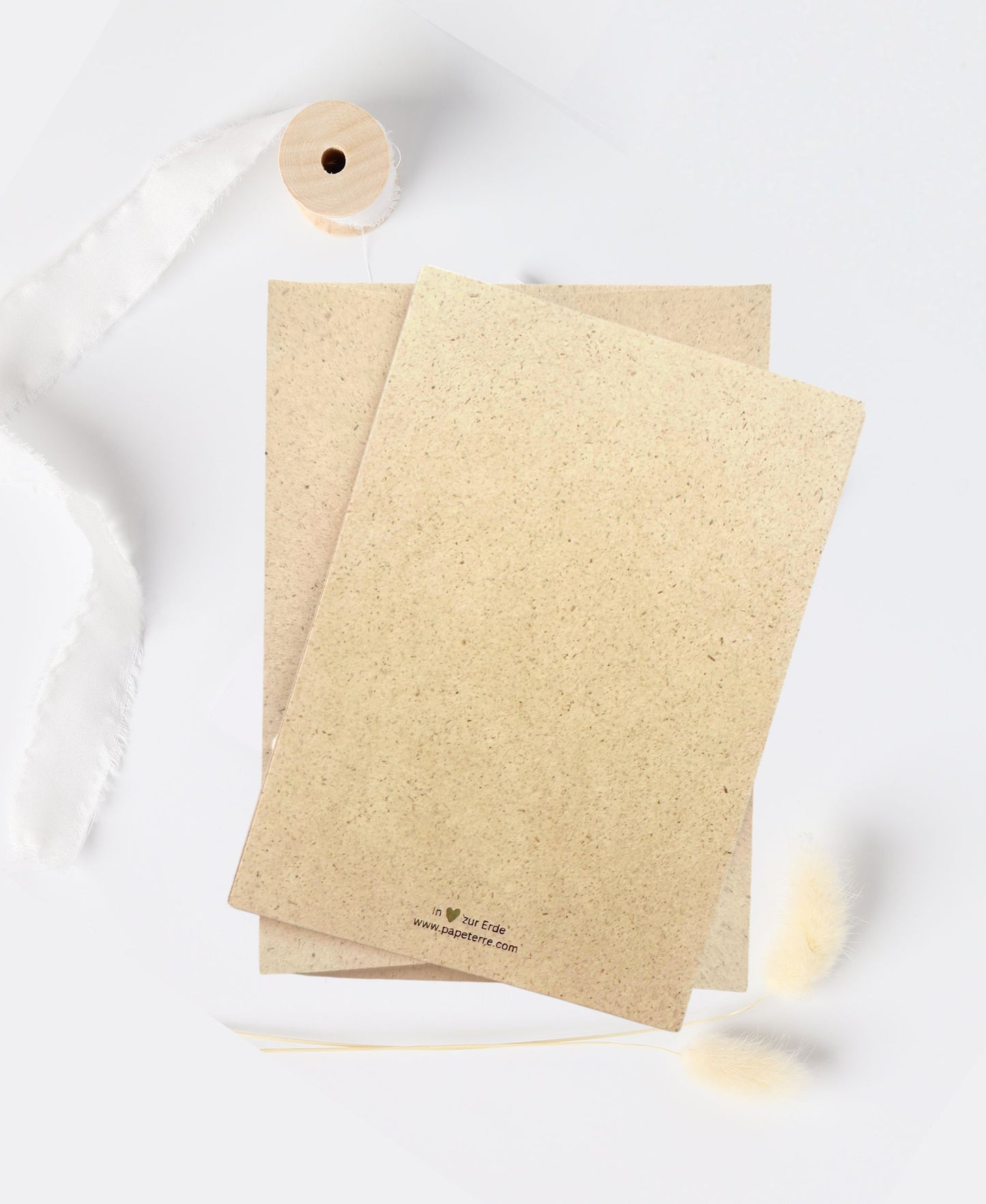Rückseite einer umweltfreundlichen Graspapierkarte mit dezentem Papeterre-Logo und natürlicher Papierstruktur. Regional produziert, plastikfrei, vegan und klimaneutral – perfekte nachhaltige Papeterie für jeden Anlass.