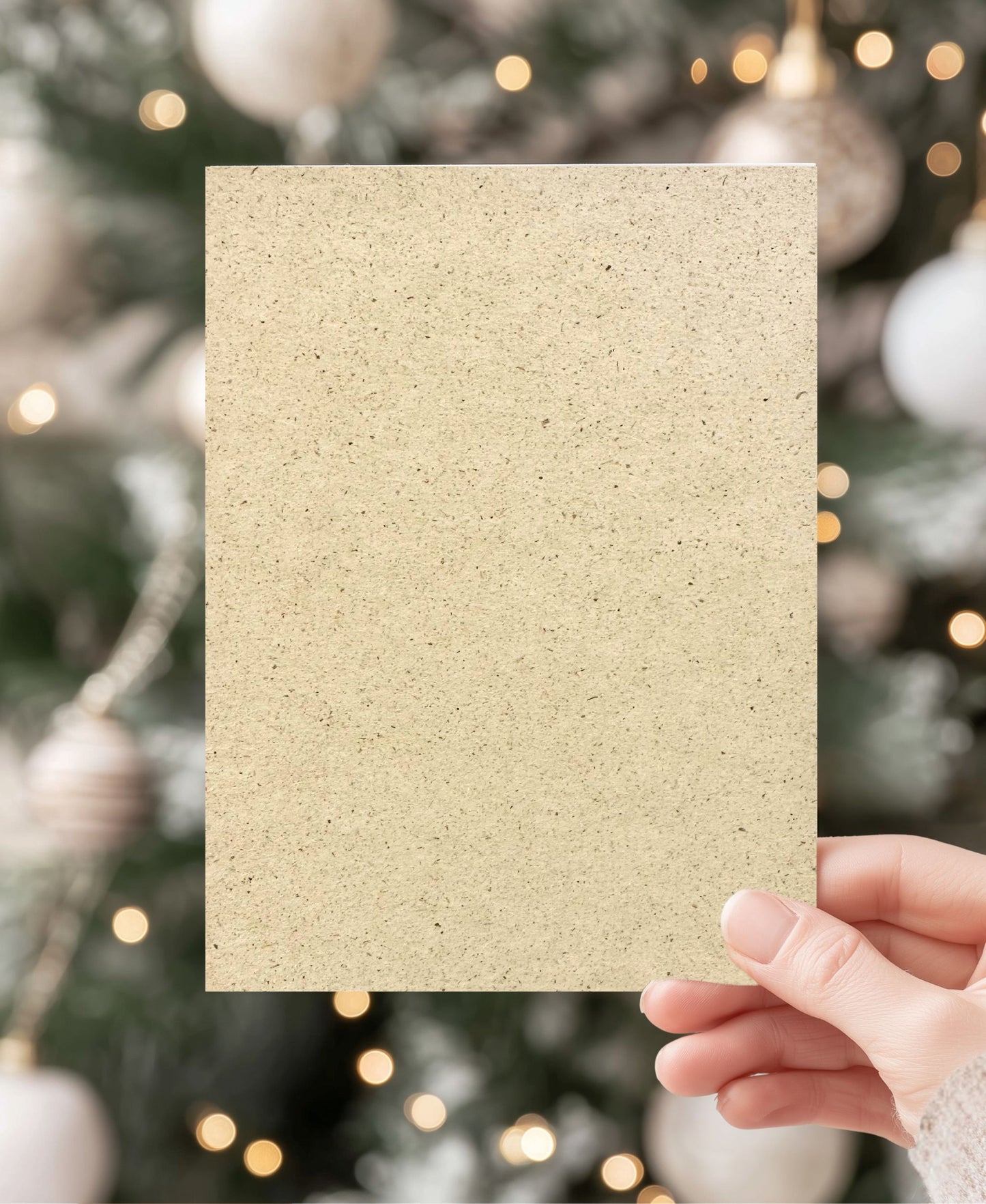 Nachhaltige blanko A5 Graspapierkarte in der Hand vor Weihnachtsdekoration – ideal für DIY Karten, Einladungen & Papeterie.
