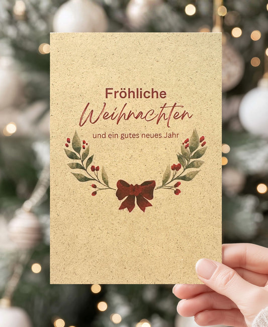Nachhaltige Weihnachtskarte aus Graspapier mit dem Schriftzug „Fröhliche Weihnachten“ im minimalistischen Aquarell-Design. Umweltfreundlich, plastikfrei, klimaneutral produziert in Deutschland. Perfekt für nachhaltige Weihnachtspost.