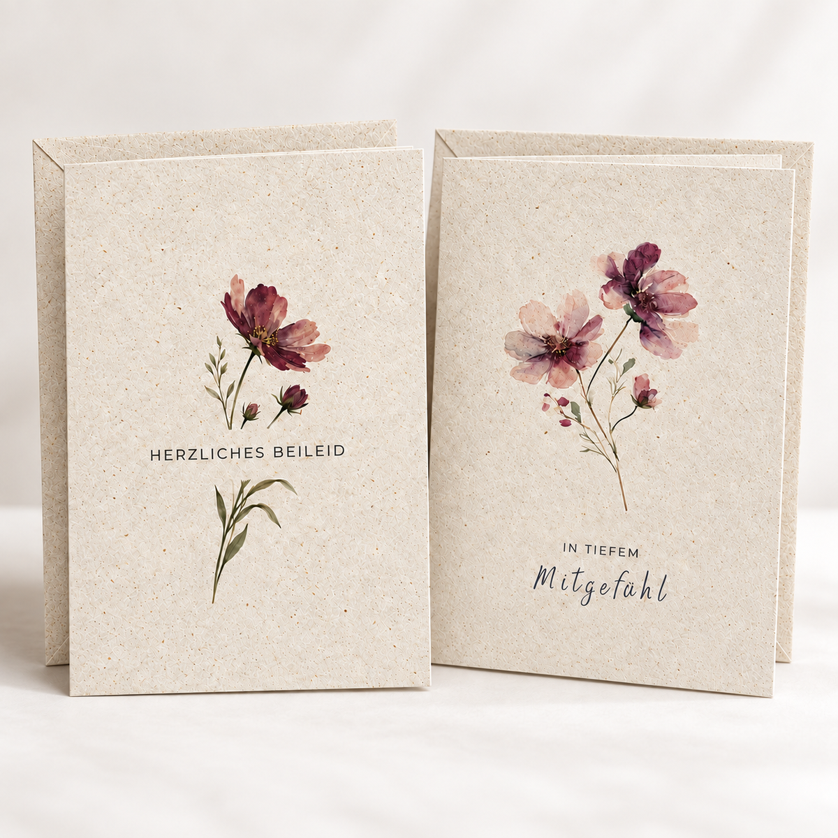 Trauerkarten-Set aus Graspapier mit zwei Beileidskarten, Aquarellblüten und passenden Graspapierumschlägen