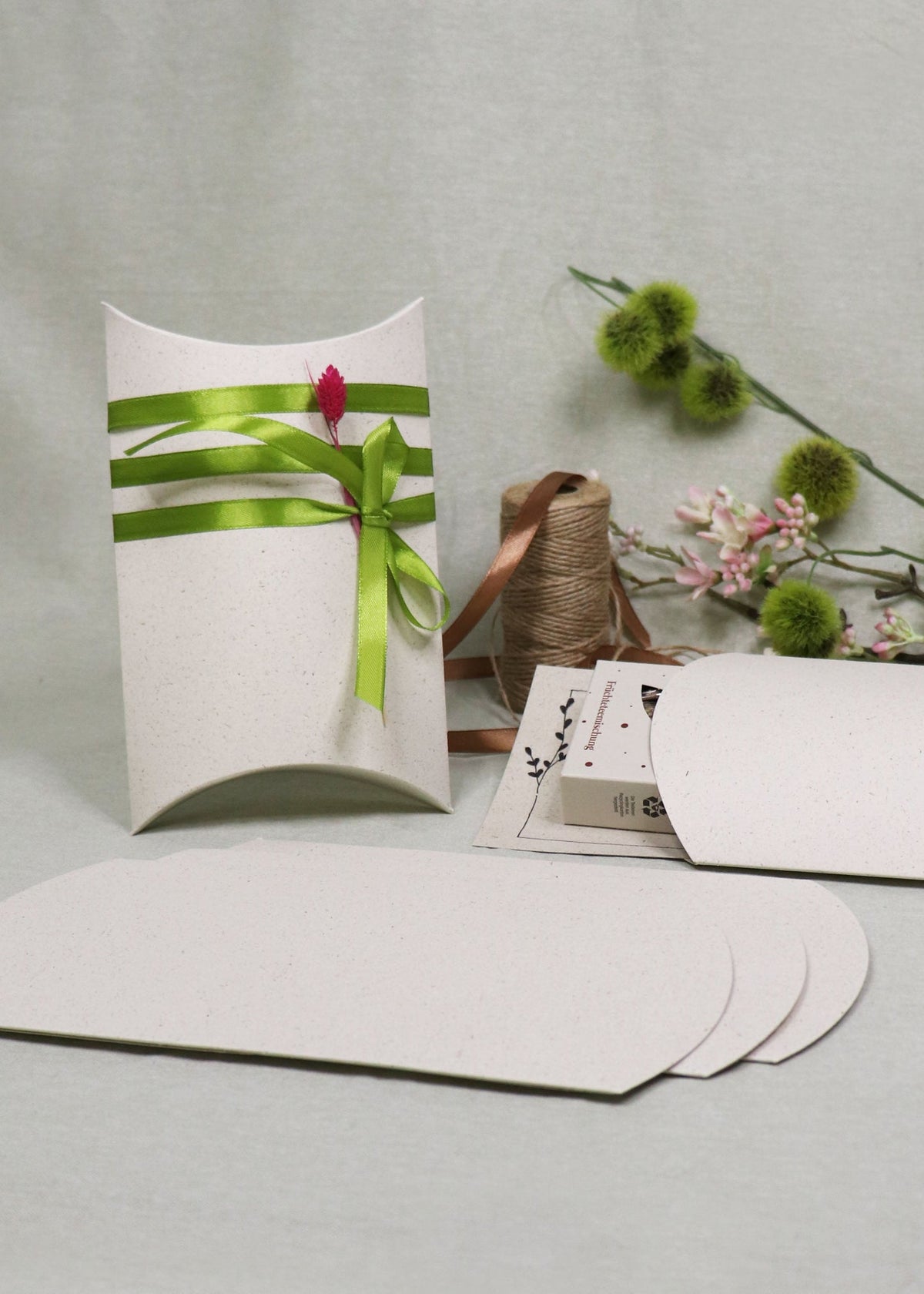 2er-Set große blanko Pillowboxen aus Graspapier