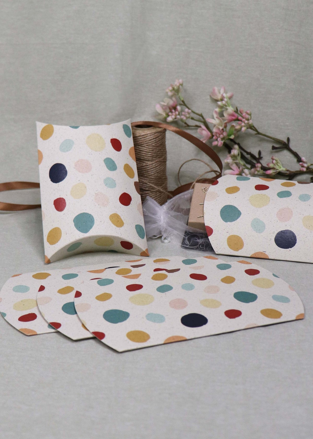 2er-Set Pillowboxen aus Graspapier mit Konfetti-Muster