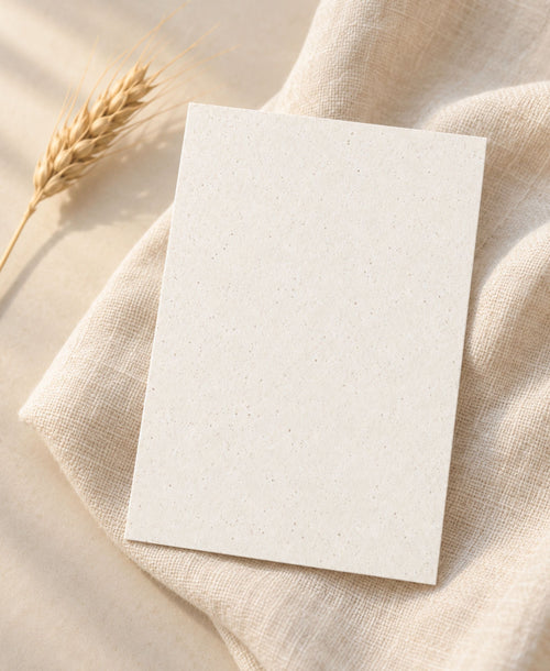 Graspapierkarte in der Hand