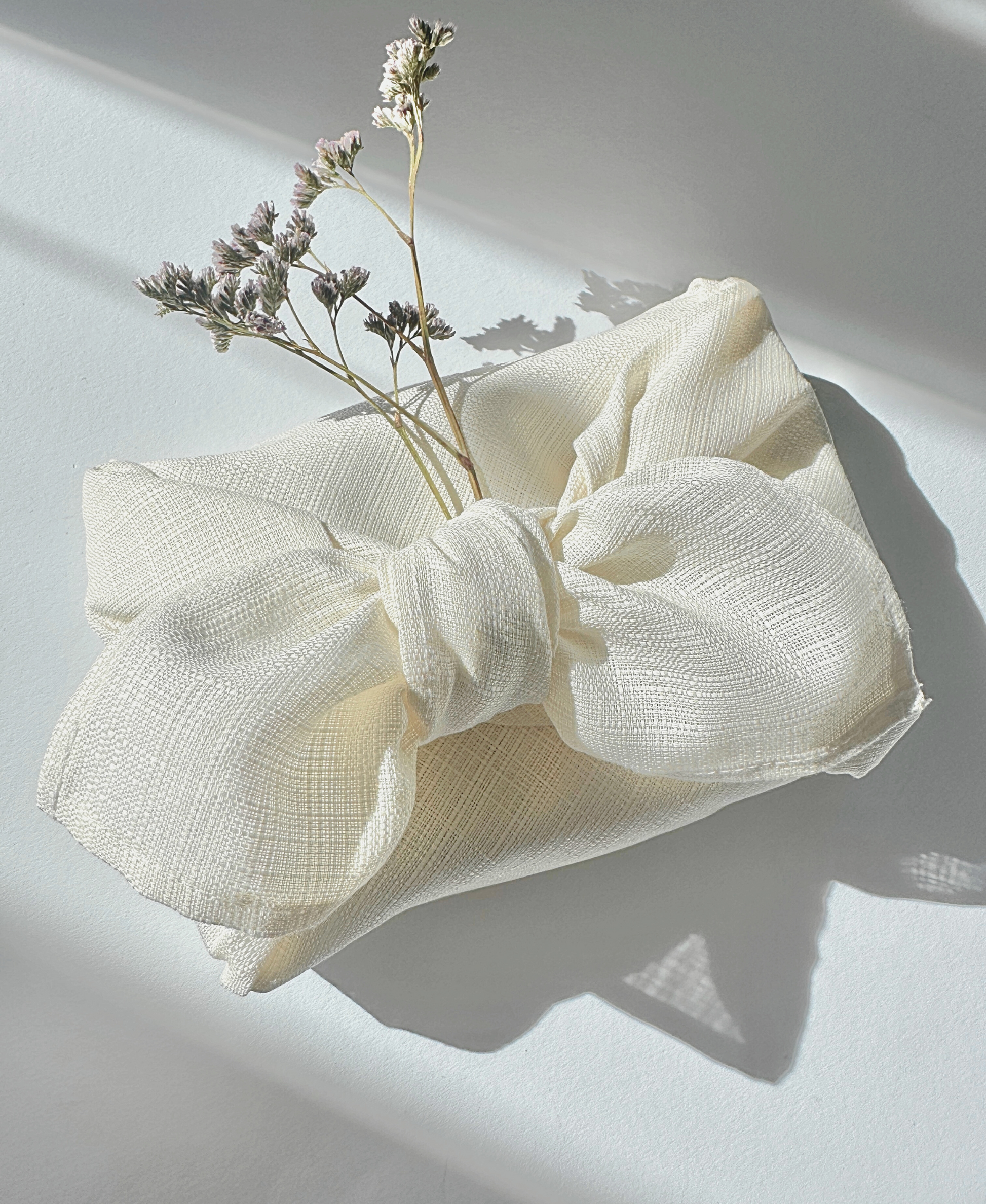 Nachhaltig verpacken ohne Müll mit Geschenktuch, Furoshiki in Creme / Ecru 
