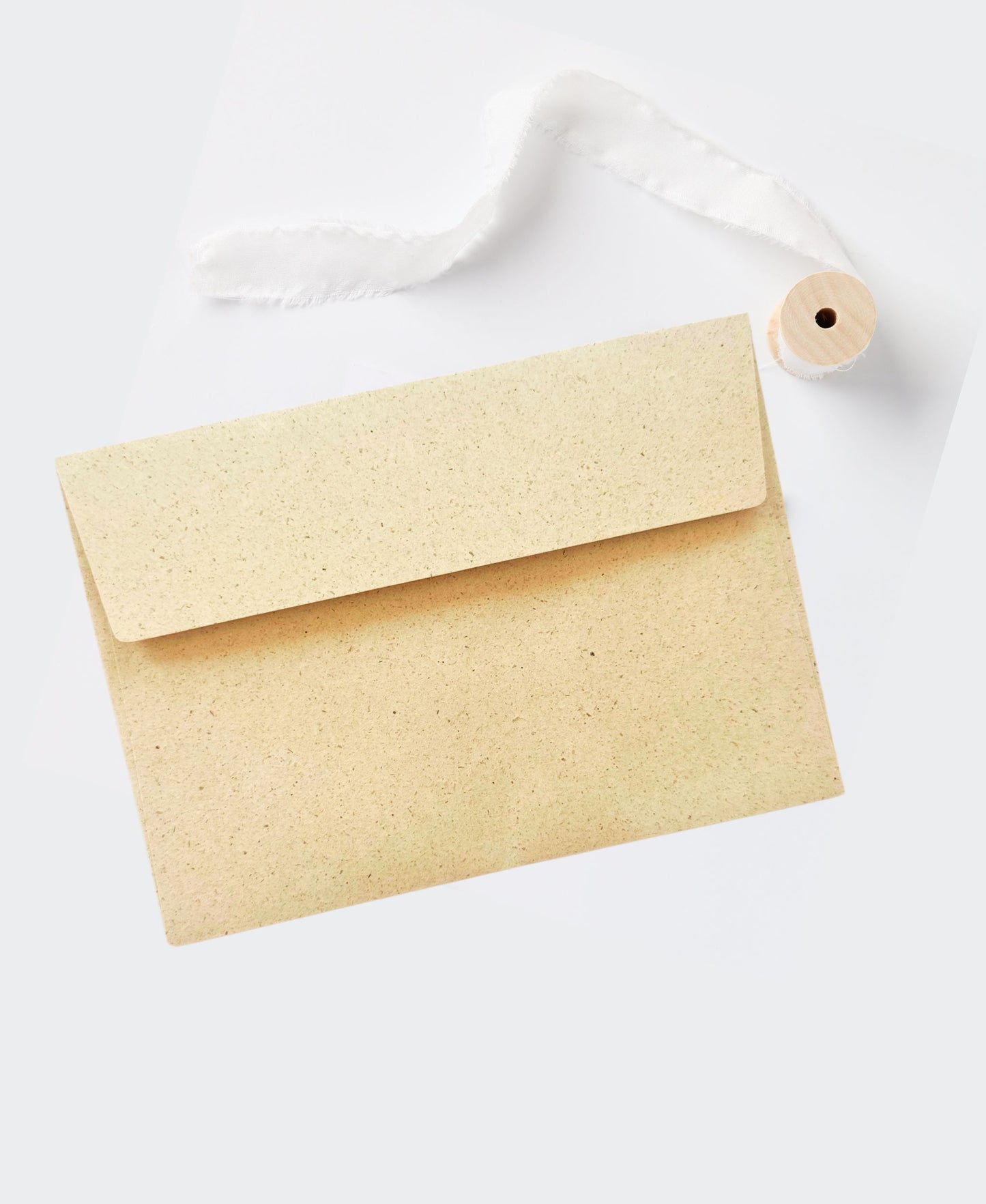Nachhaltiger Graspapier-Umschlag, umweltfreundlicher Bürobedarf, Kuvert selbstklebend ohne Fenster