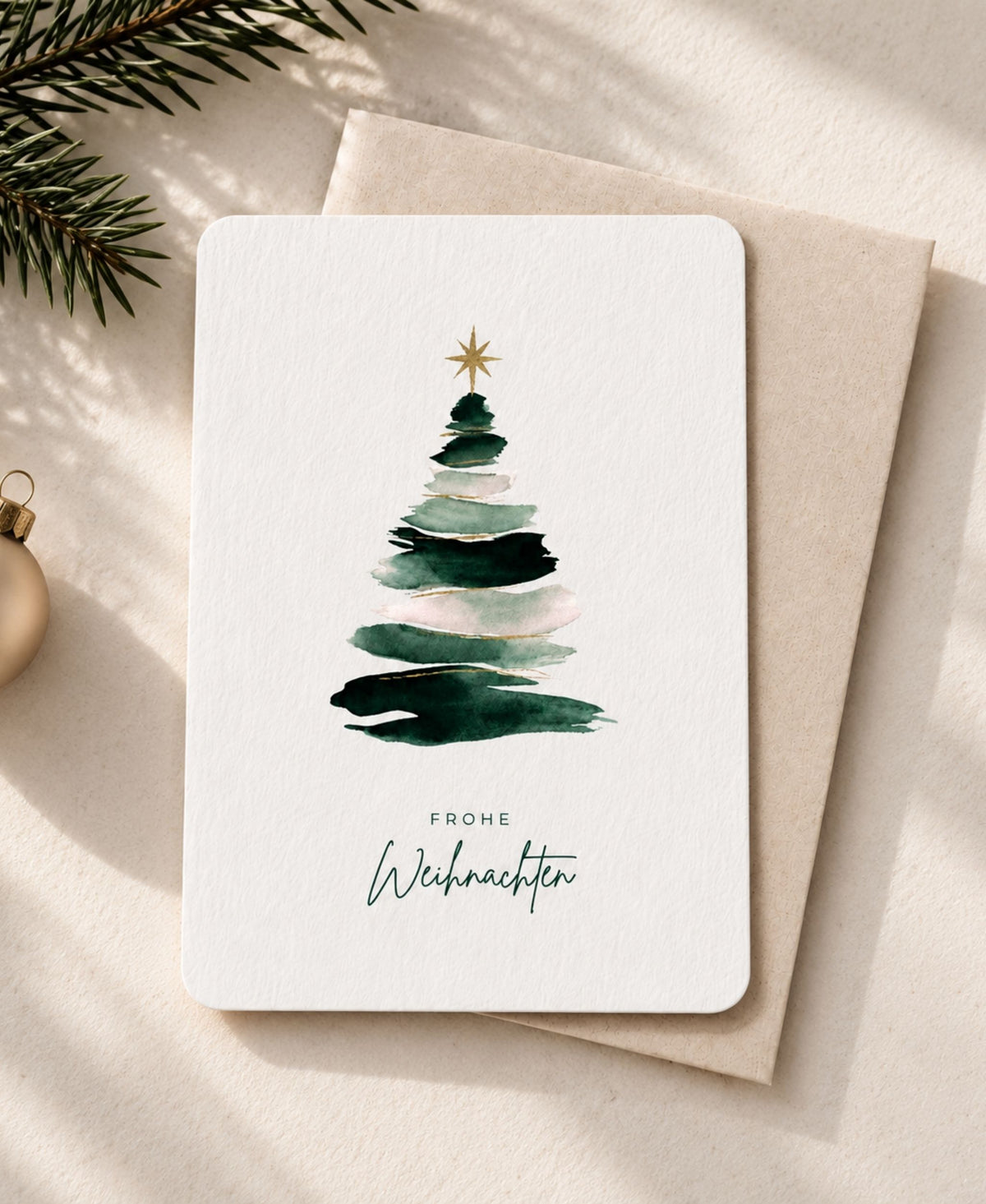 Weihnachtskarte mit Aquarell-Tannenbaum und Umschlag