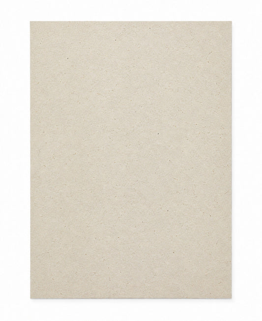 Blanko Geschenkpapier aus Graspapier im A3-Format mit feiner Faserstruktur, hochkant auf weißem Hintergrund