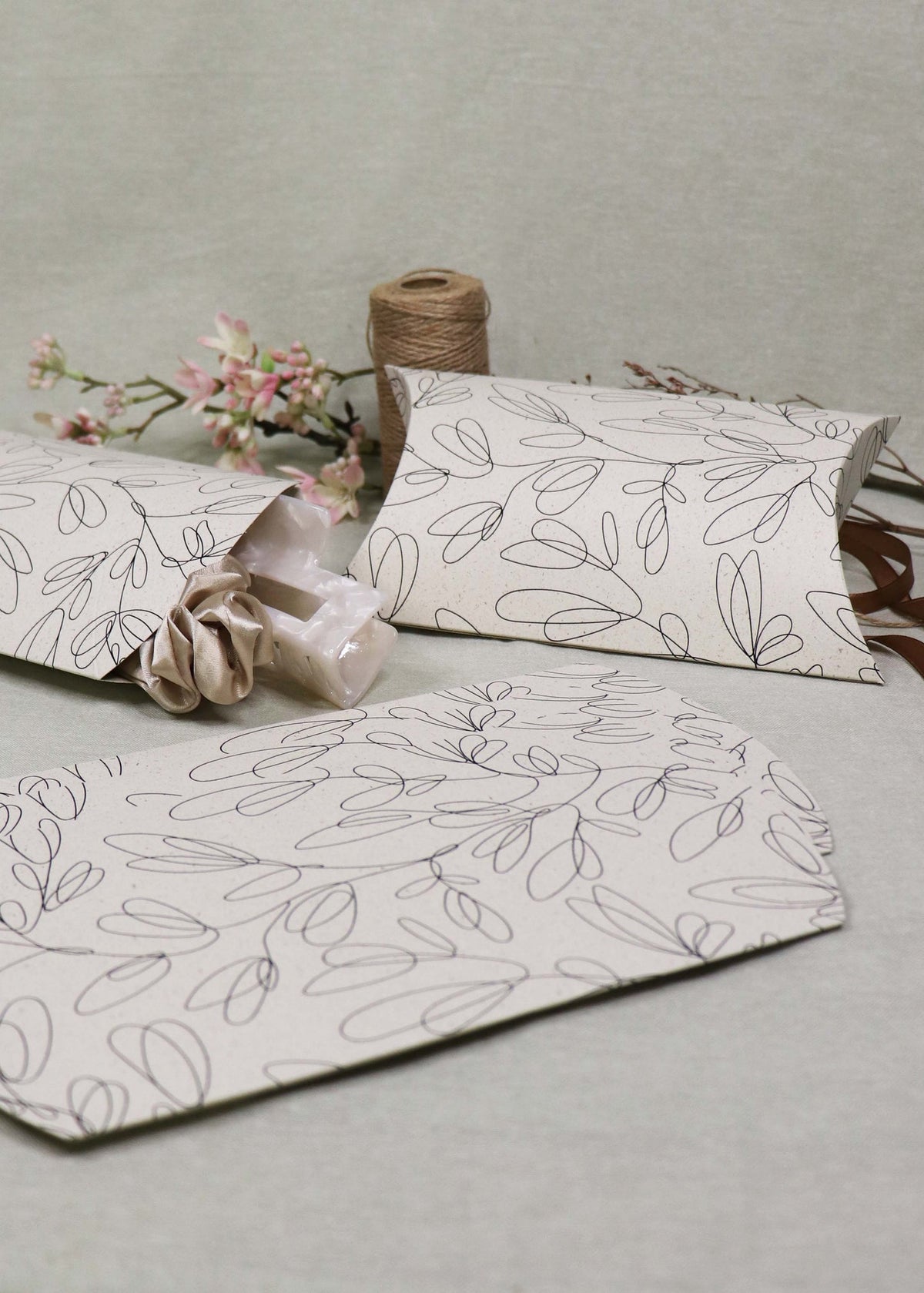 2er-Set Pillowboxen aus Graspapier mit Lineart Blumen und Polka Dots