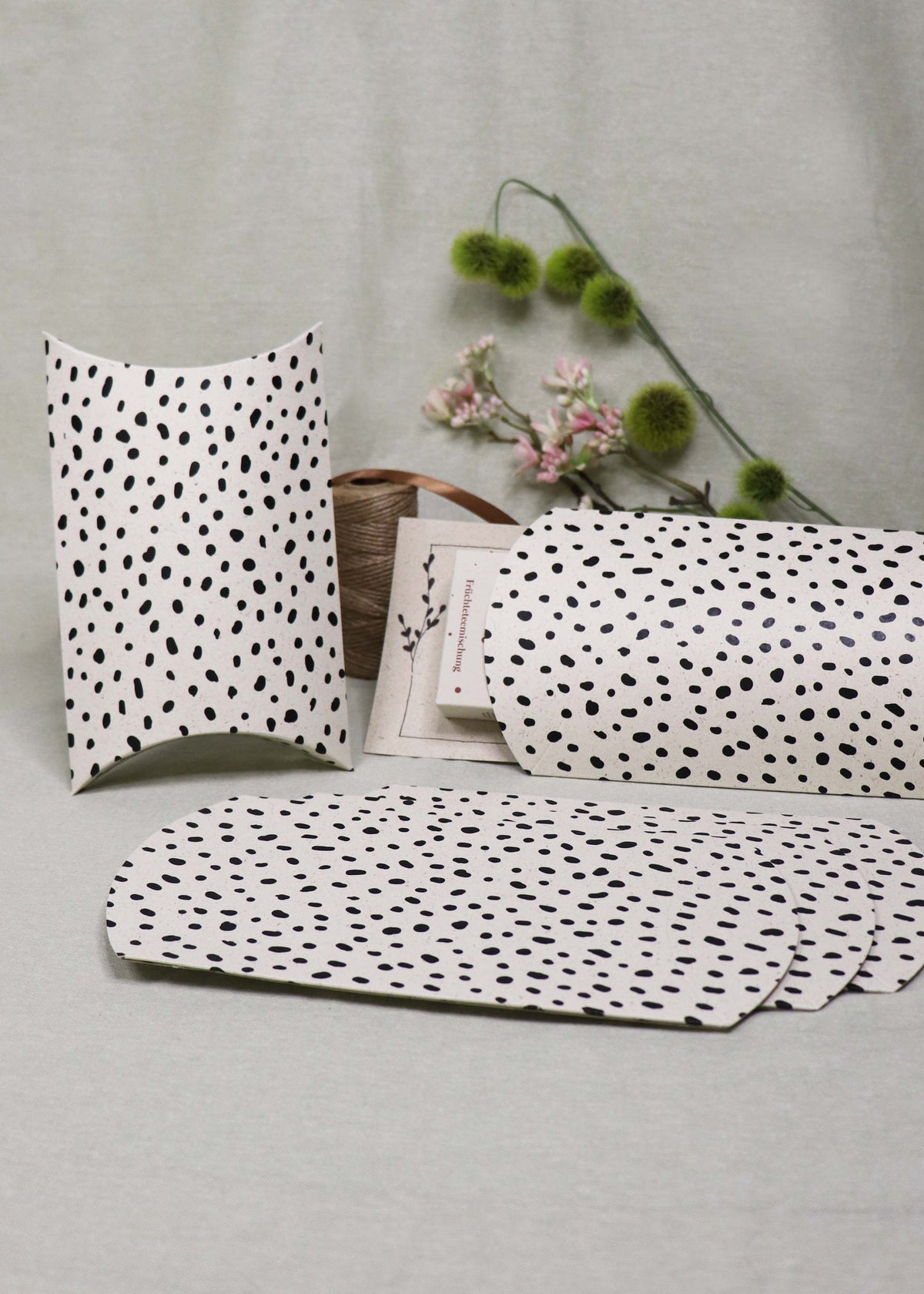 Große Pillowbox aus Graspapier mit Polka Dots