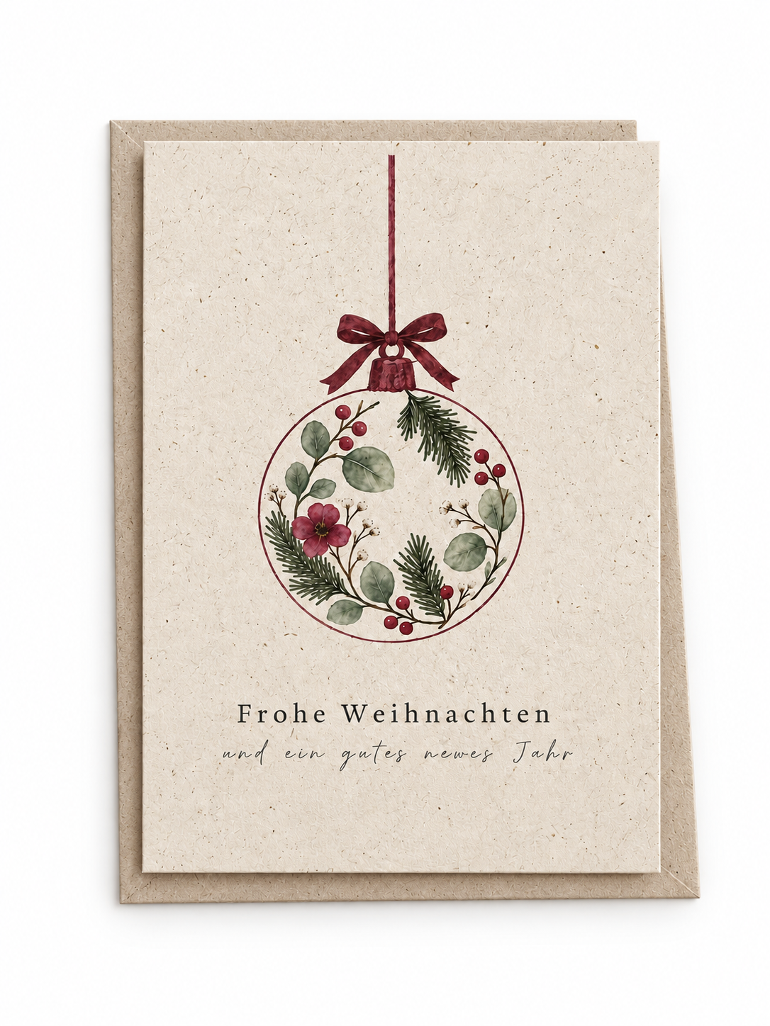Weihnachtskarte aus Graspapier mit passendem Umschlag auf weißem Hintergrund